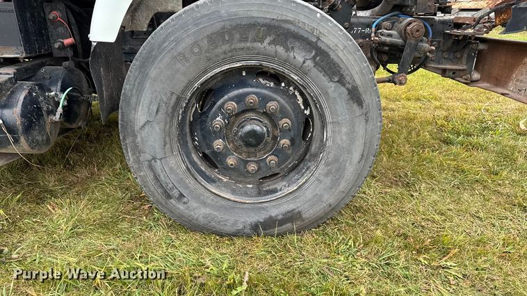 image for item EA2017 2001 International 2674 vacuum truck