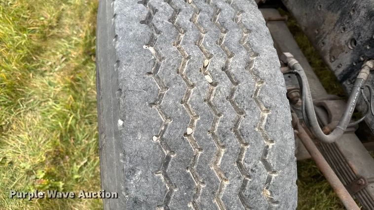 image for item EA2017 2001 International 2674 vacuum truck