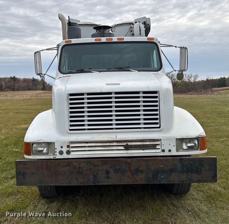 image for item EA2019 1999 International 2674 vacuum truck