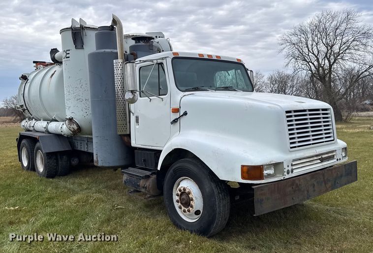 image for item EA2019 1999 International 2674 vacuum truck