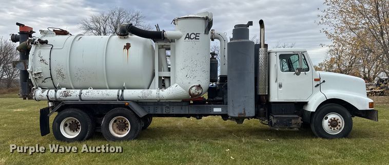 image for item EA2019 1999 International 2674 vacuum truck