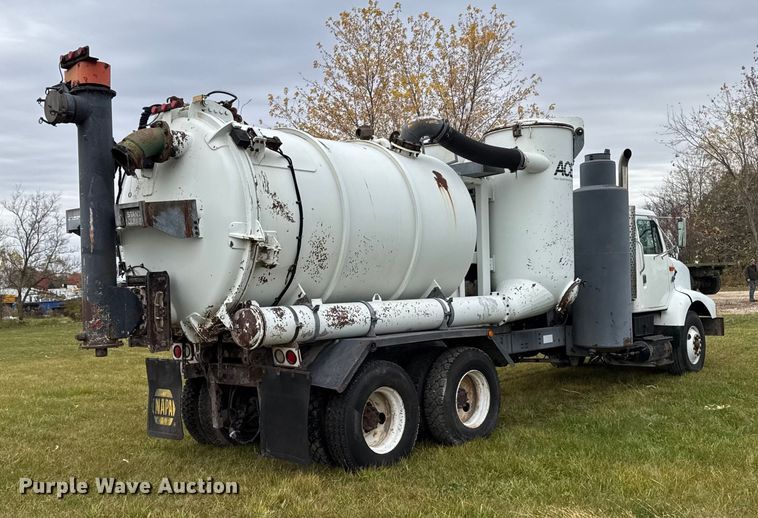 image for item EA2019 1999 International 2674 vacuum truck