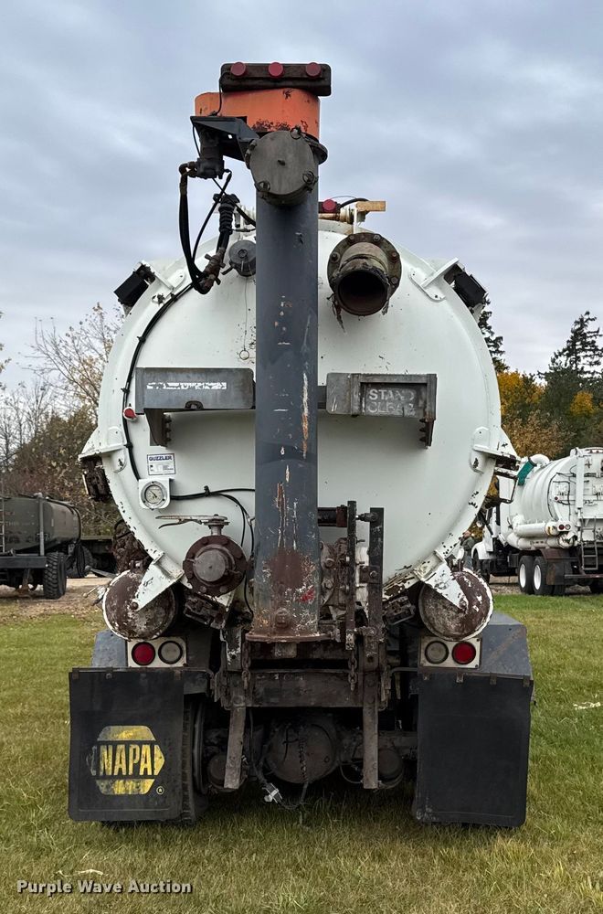 image for item EA2019 1999 International 2674 vacuum truck