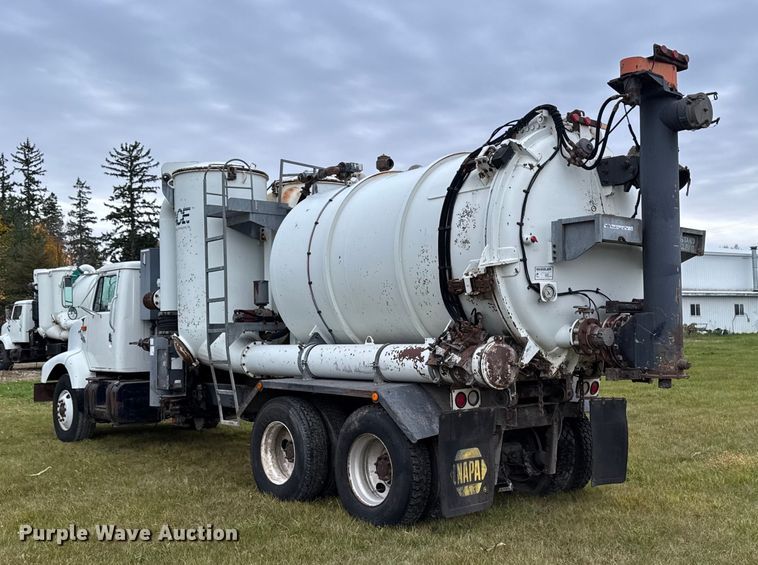 image for item EA2019 1999 International 2674 vacuum truck