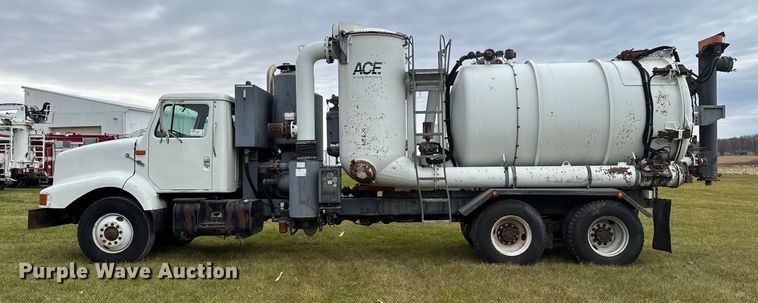 image for item EA2019 1999 International 2674 vacuum truck
