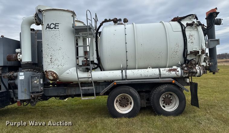 image for item EA2019 1999 International 2674 vacuum truck