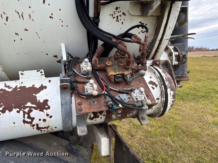 image for item EA2019 1999 International 2674 vacuum truck