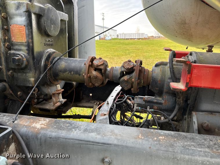 image for item EA2019 1999 International 2674 vacuum truck