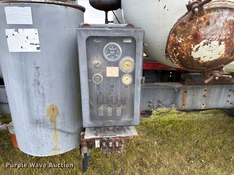 image for item EA2019 1999 International 2674 vacuum truck