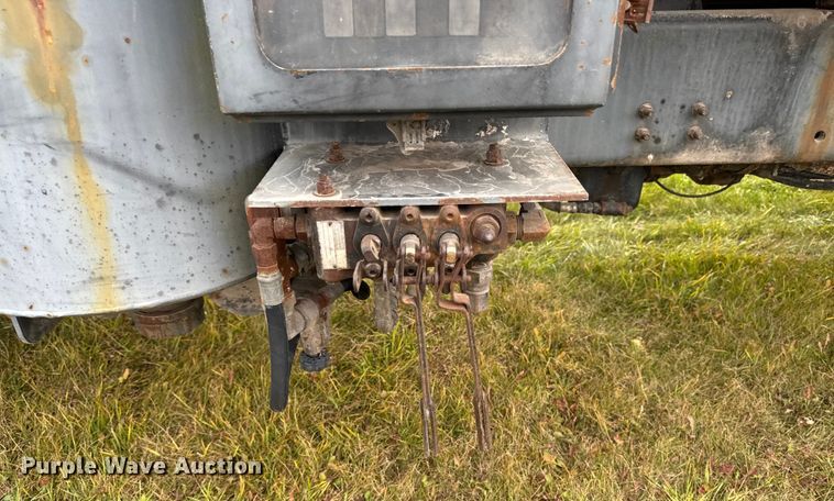 image for item EA2019 1999 International 2674 vacuum truck