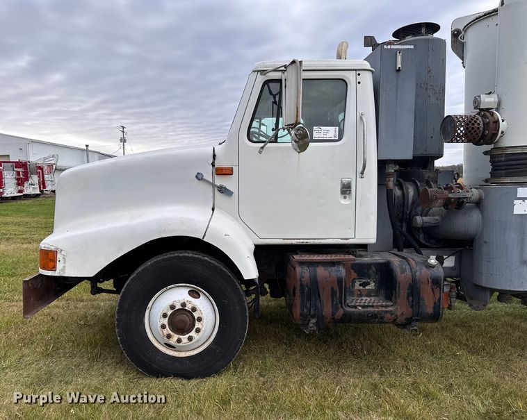image for item EA2019 1999 International 2674 vacuum truck