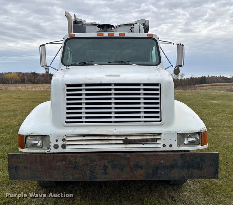 image for item EA2019 1999 International 2674 vacuum truck