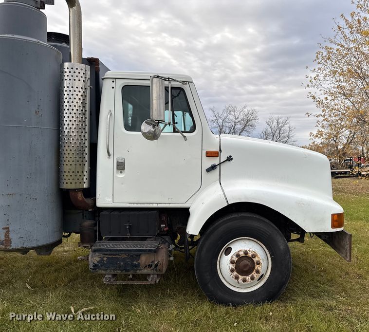 image for item EA2019 1999 International 2674 vacuum truck