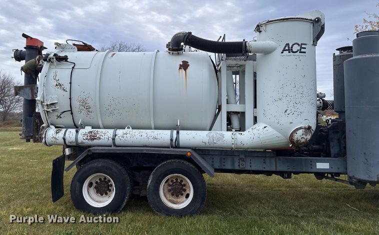 image for item EA2019 1999 International 2674 vacuum truck