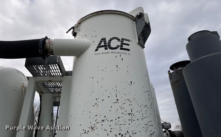 image for item EA2019 1999 International 2674 vacuum truck