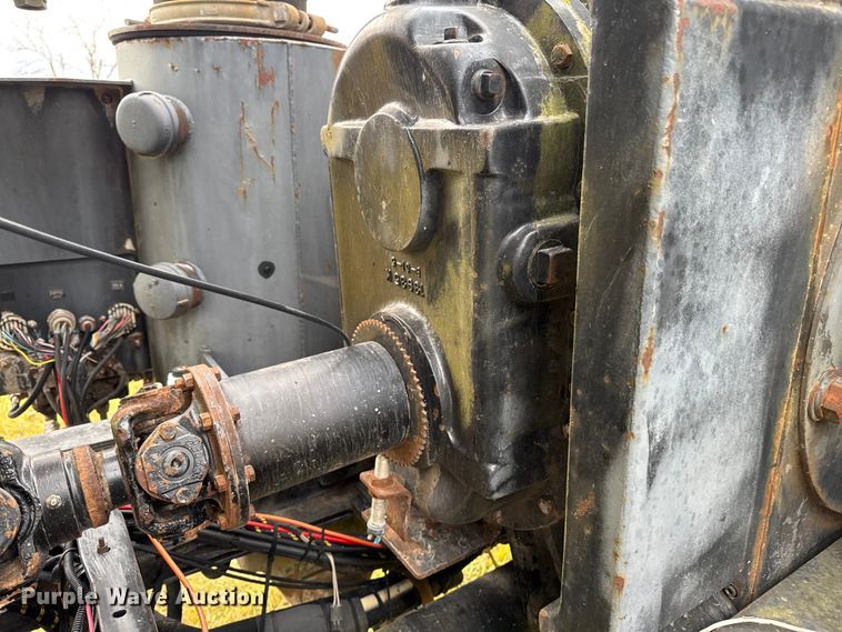 image for item EA2019 1999 International 2674 vacuum truck