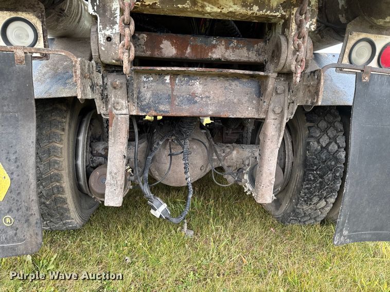 image for item EA2019 1999 International 2674 vacuum truck