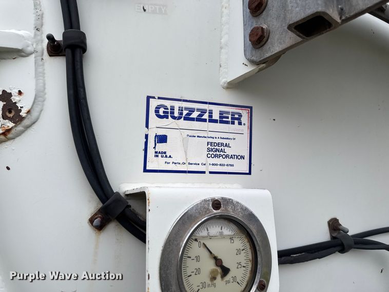 image for item EA2019 1999 International 2674 vacuum truck