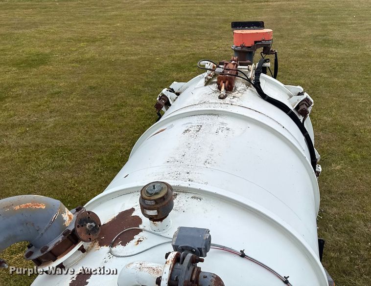 image for item EA2019 1999 International 2674 vacuum truck