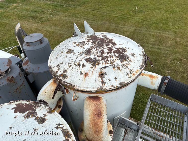 image for item EA2019 1999 International 2674 vacuum truck