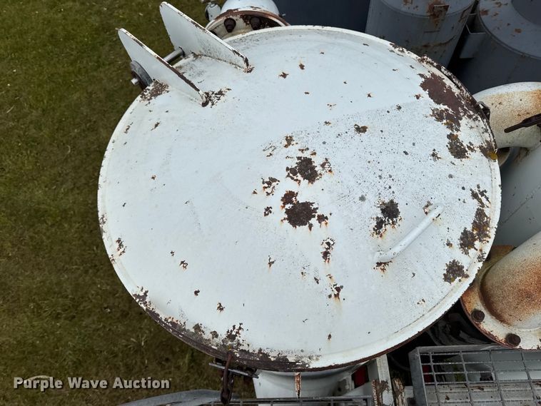 image for item EA2019 1999 International 2674 vacuum truck