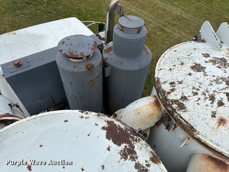 image for item EA2019 1999 International 2674 vacuum truck