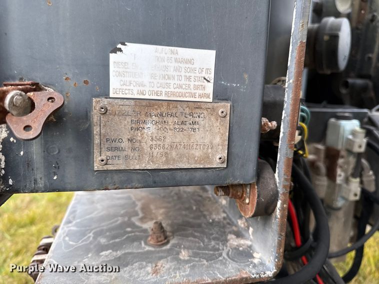 image for item EA2019 1999 International 2674 vacuum truck