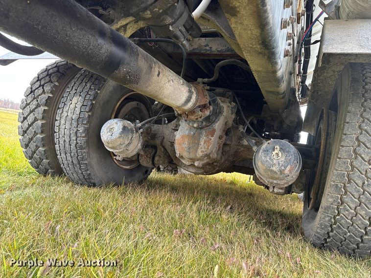 image for item EA2019 1999 International 2674 vacuum truck