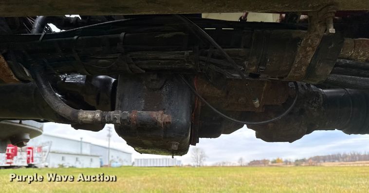 image for item EA2019 1999 International 2674 vacuum truck