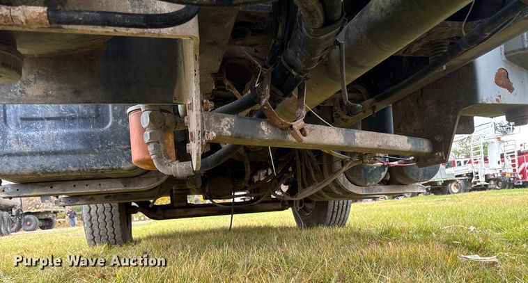 image for item EA2019 1999 International 2674 vacuum truck