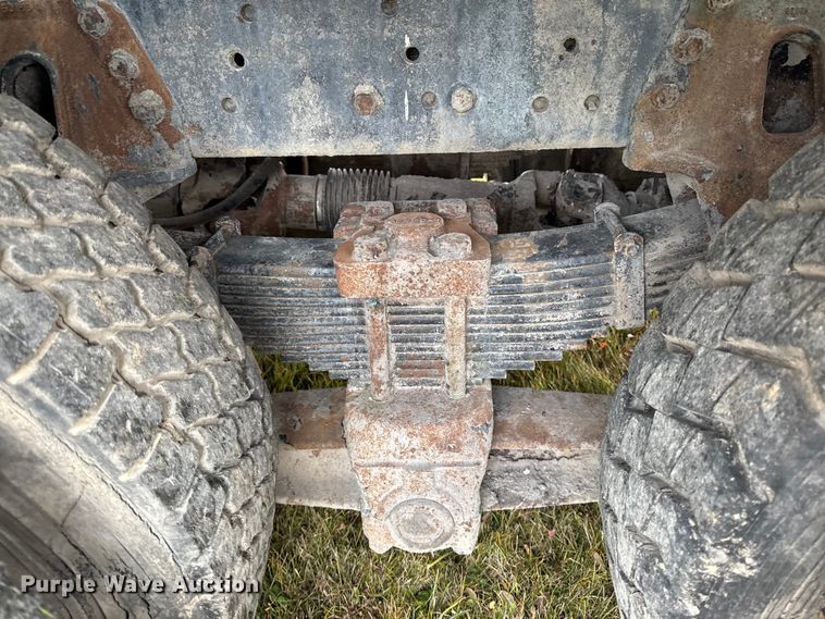 image for item EA2019 1999 International 2674 vacuum truck