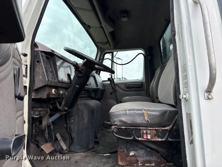 image for item EA2019 1999 International 2674 vacuum truck