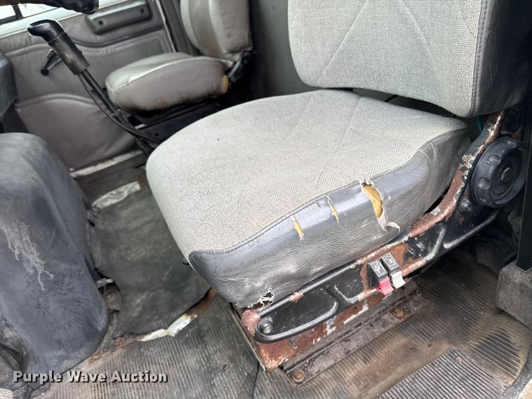 image for item EA2019 1999 International 2674 vacuum truck