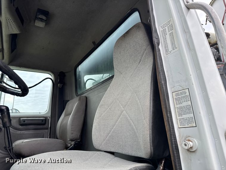 image for item EA2019 1999 International 2674 vacuum truck