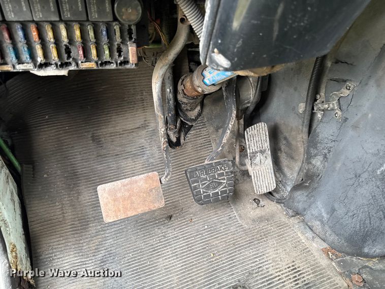 image for item EA2019 1999 International 2674 vacuum truck