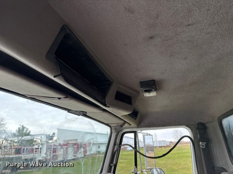 image for item EA2019 1999 International 2674 vacuum truck