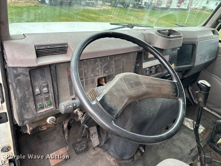 image for item EA2019 1999 International 2674 vacuum truck