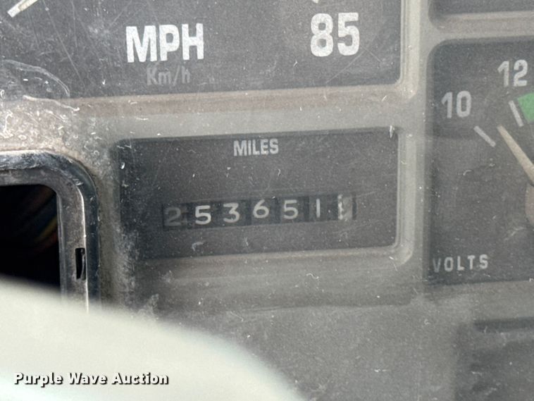 image for item EA2019 1999 International 2674 vacuum truck