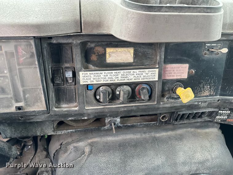 image for item EA2019 1999 International 2674 vacuum truck