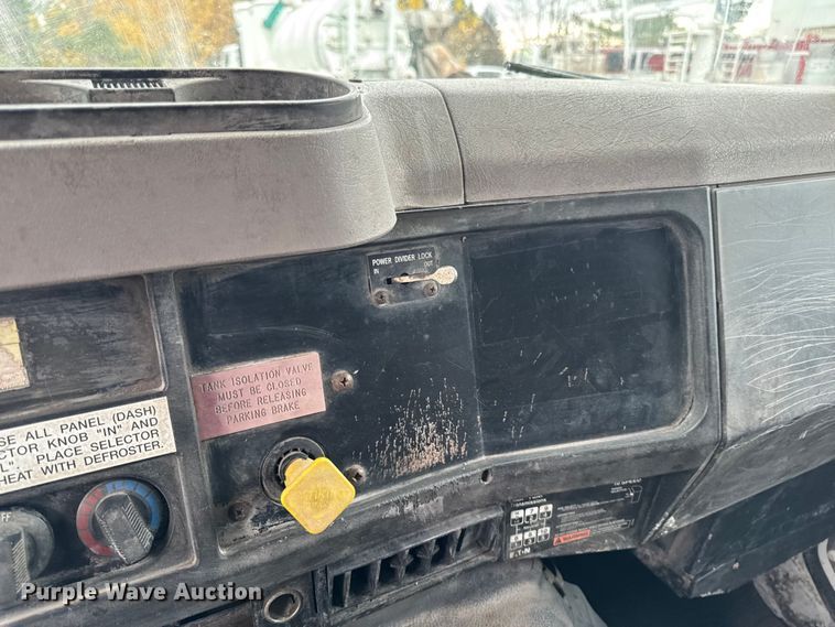 image for item EA2019 1999 International 2674 vacuum truck