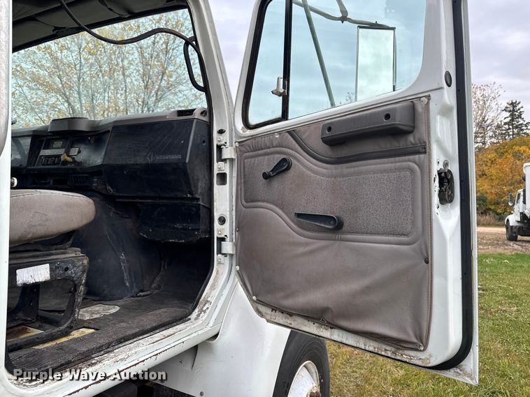 image for item EA2019 1999 International 2674 vacuum truck