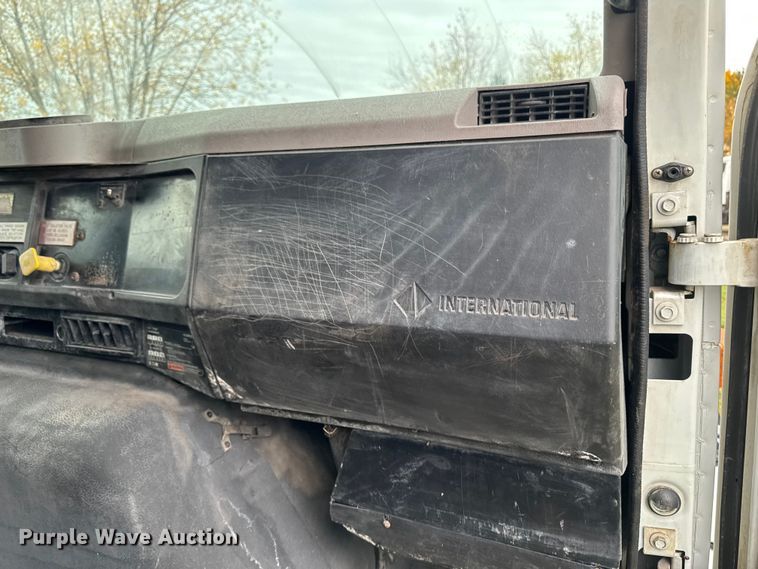 image for item EA2019 1999 International 2674 vacuum truck