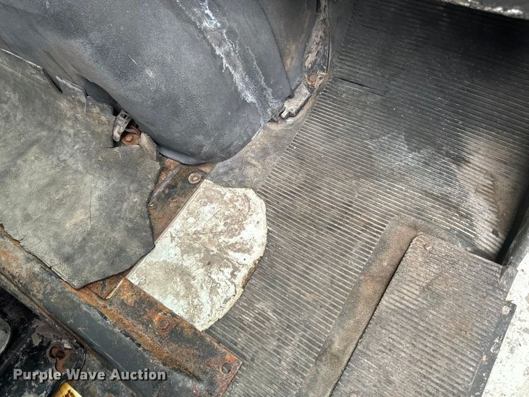 image for item EA2019 1999 International 2674 vacuum truck