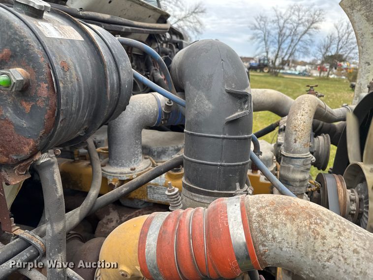 image for item EA2019 1999 International 2674 vacuum truck