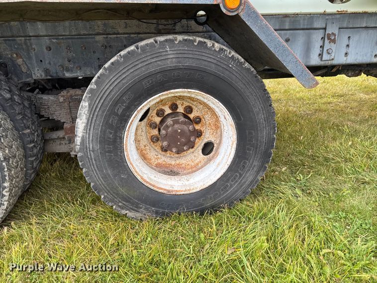 image for item EA2019 1999 International 2674 vacuum truck