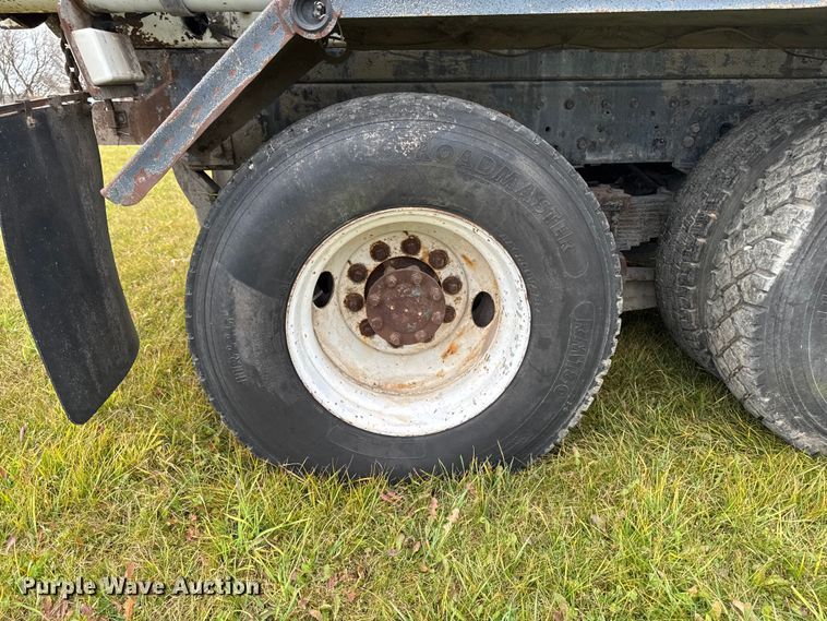 image for item EA2019 1999 International 2674 vacuum truck