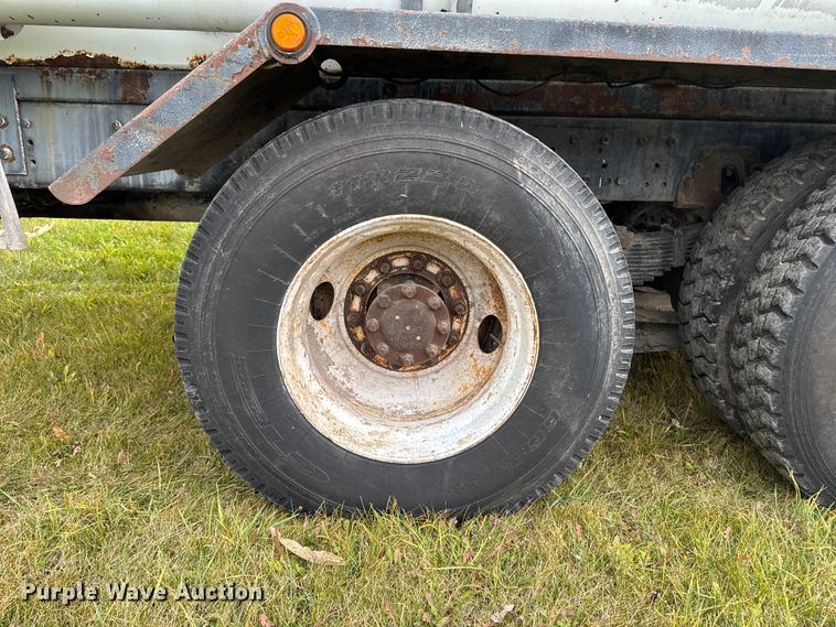 image for item EA2019 1999 International 2674 vacuum truck