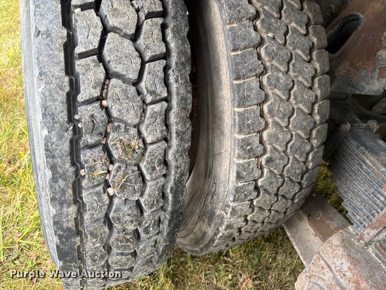 image for item EA2019 1999 International 2674 vacuum truck