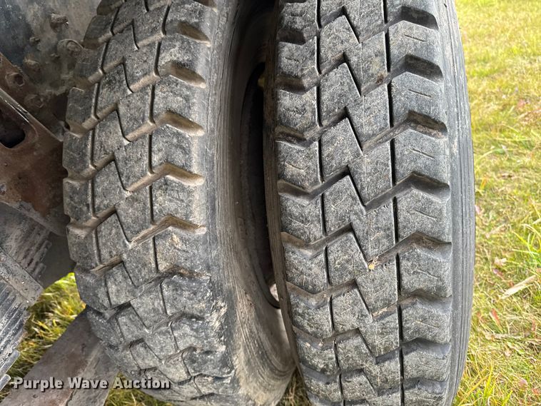 image for item EA2019 1999 International 2674 vacuum truck