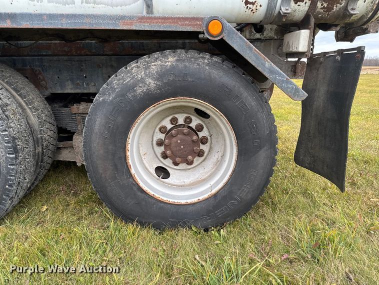 image for item EA2019 1999 International 2674 vacuum truck